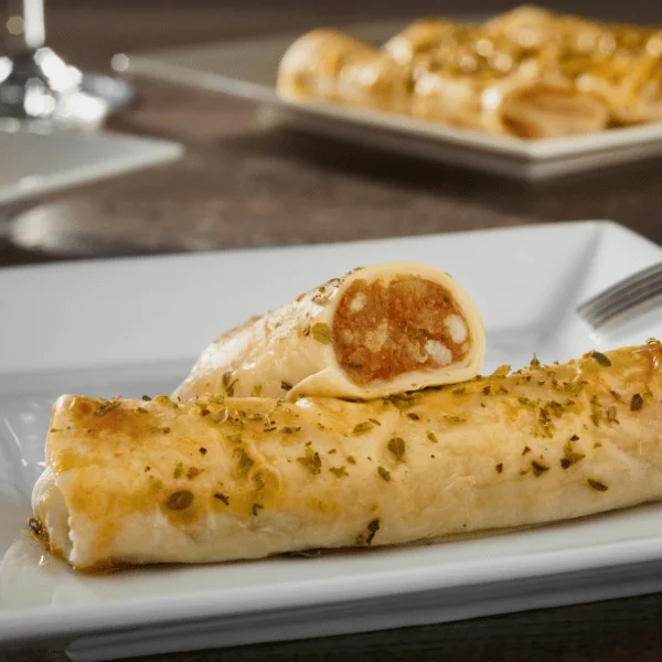 Flautas de carne y salsa mexicana