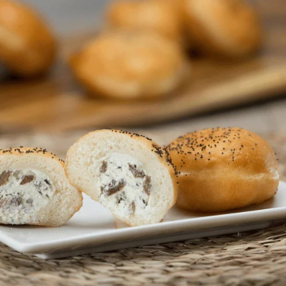 Sandball de queso azul con rúcula y pasas