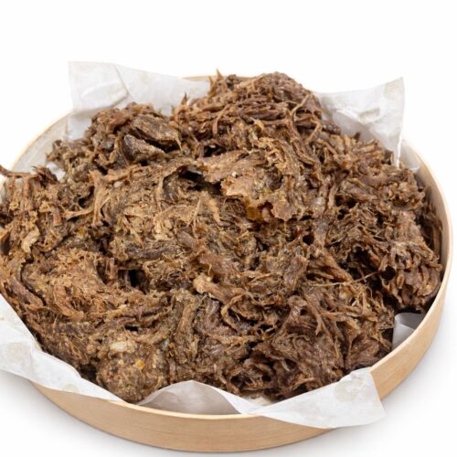 Nuestra carrillada de cerdo deshilachada es una auténtica delicia gourmet, cocinada a baja temperatura durante horas para conseguir una textura extremadamente tierna y jugosa. Elaborada con carne seleccionada, se deshace en la boca y conserva todo su sabor tradicional. Perfecta para preparar tacos, bocadillos, platos combinados o recetas creativas en minutos. Solo necesitas calentar y disfrutar de una experiencia gastronómica de alta calidad en casa. En Canela en Rama apostamos por productos listos para consumir, sin renunciar al sabor auténtico de la cocina tradicional.