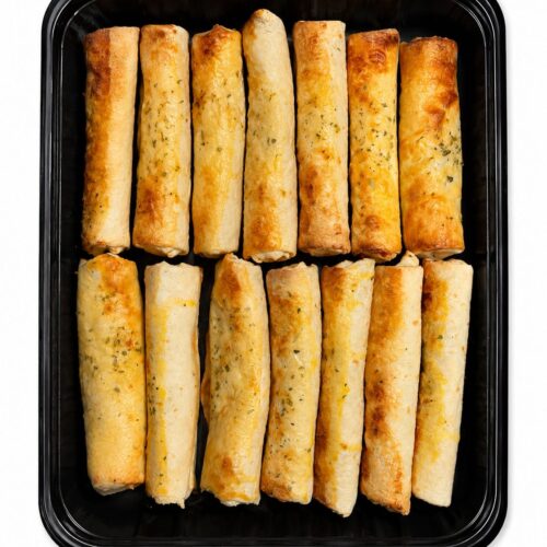 Flautas de carne con salsa mexicana
